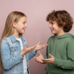 同世代の男女がリラックスして会話するイメージ