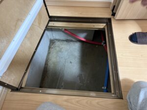 床下の収納ボックスを開けると水たまりだった