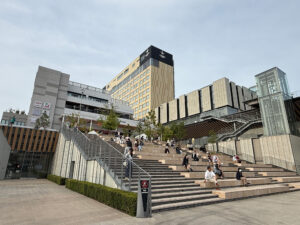 宇都宮駅東口のウツノミヤテラスと階段広場